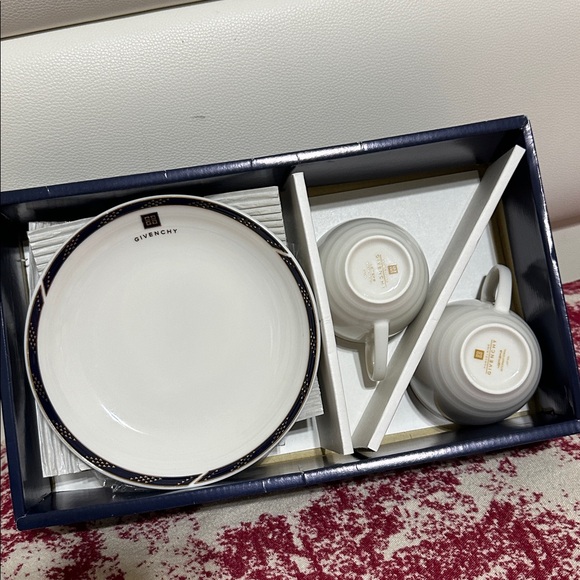 Givenchy White and Navy Mug Set - Picture 7 of 8